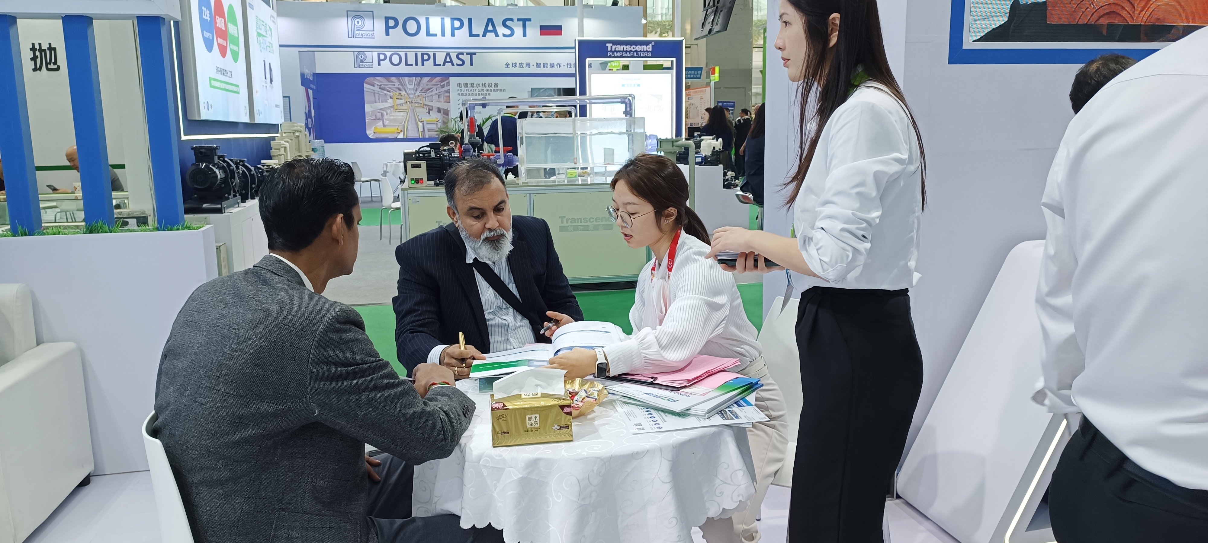 榮強(qiáng)參加展會圖片